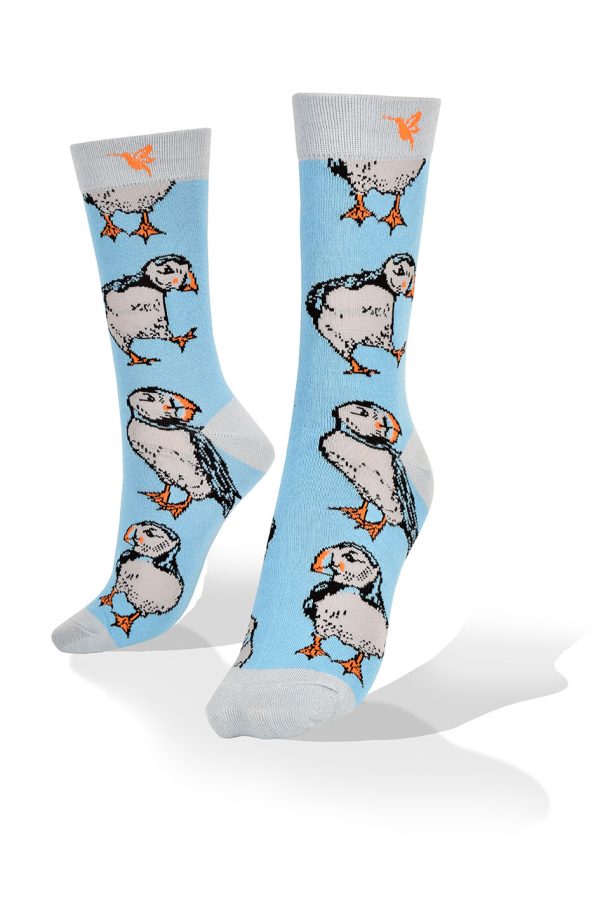 Medias con Puffin en fondo celeste Diseño exclusivo de Aves del Plata