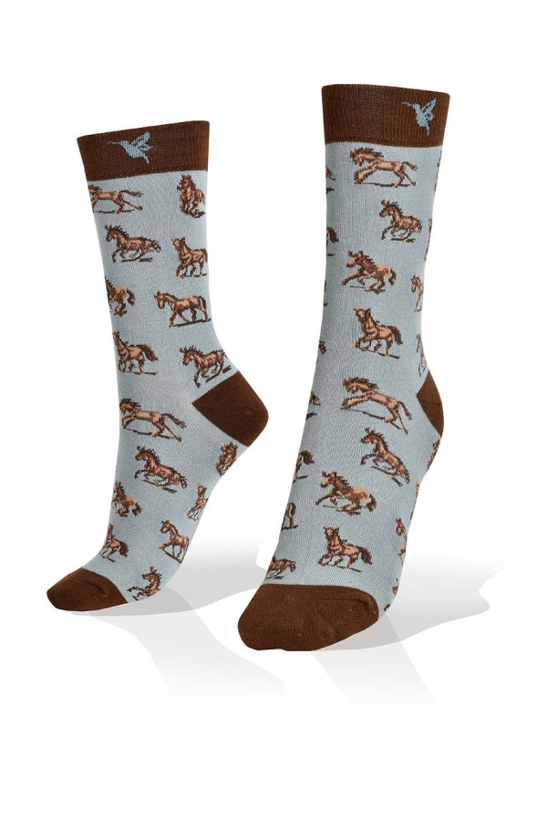 Medias con caballos en fondo gris